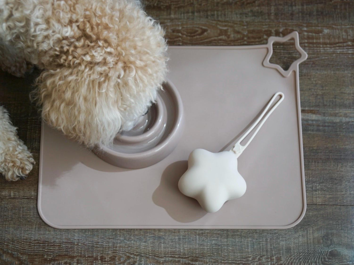 Star-Shaped Corner Non-Slip Silicone Pet Bowl Mat - Waterproof, Easy-Clean Food and Water Placemat for Dogs & Cats