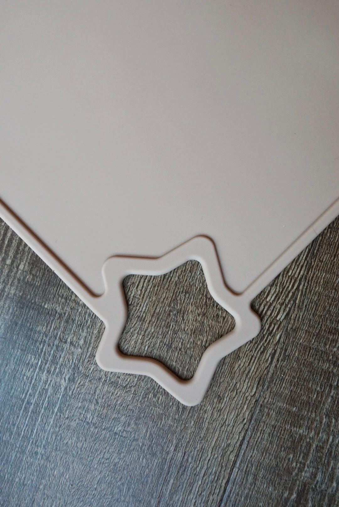 Star-Shaped Corner Non-Slip Silicone Pet Bowl Mat - Waterproof, Easy-Clean Food and Water Placemat for Dogs & Cats