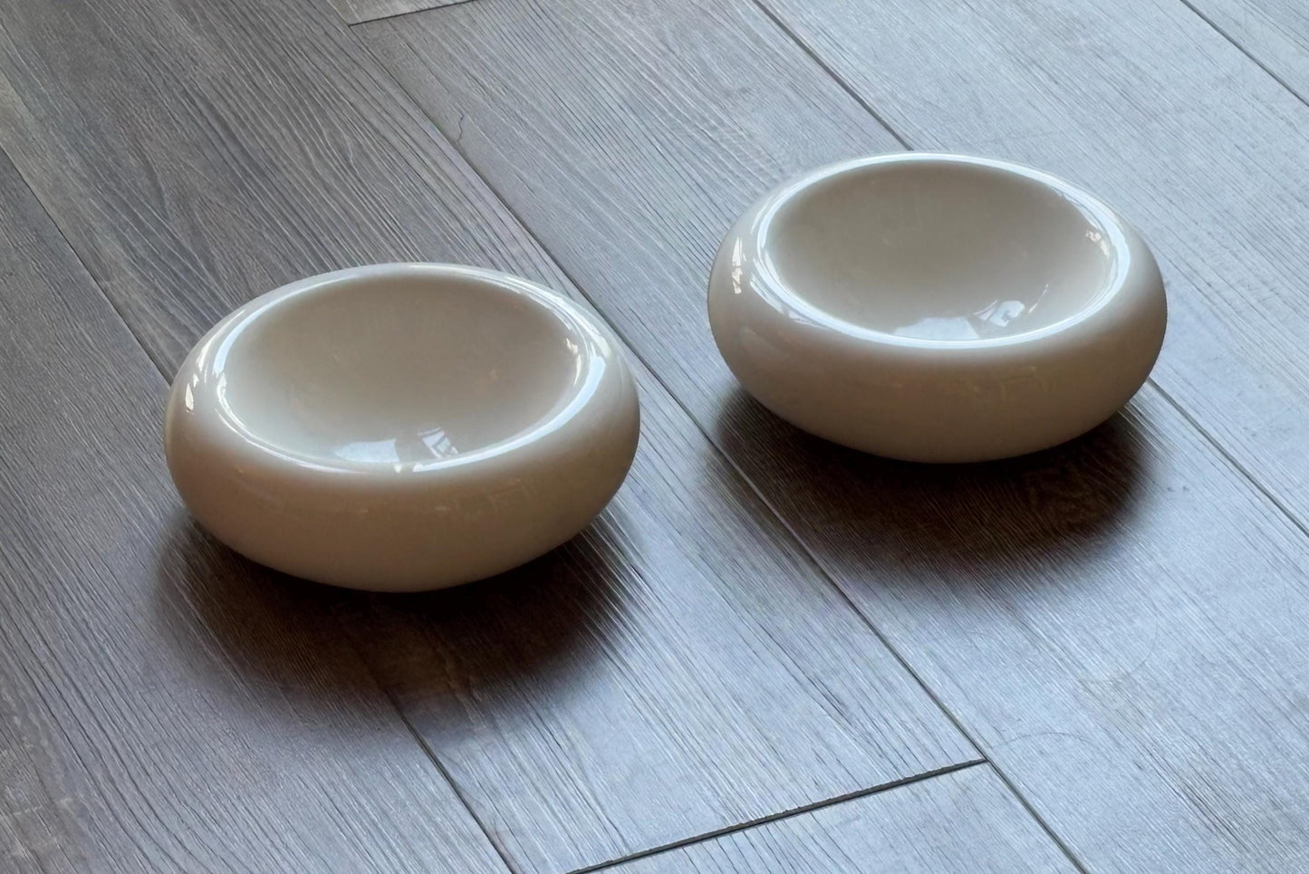 Modern Ceramic Donut Shape Pet Bowl – Elevated Design for Cats & Small Dogs