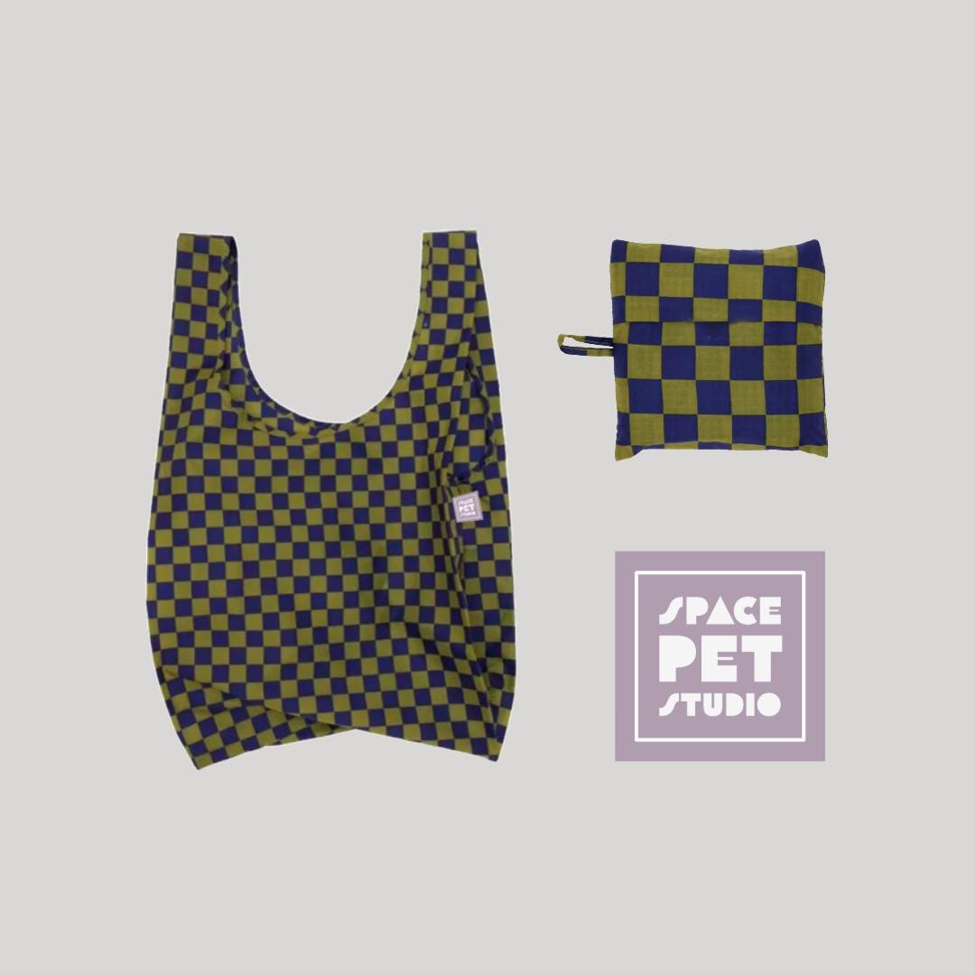 Everyday Essentials Tote – Foldable Reusable Bag for Dog Bed, Blanket and Toys  | Red + Pink Checkered Pattern | Shopping Grocery Bag